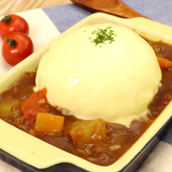 とろ～りチーズが絶品！丸ごと卵の爆弾カレー